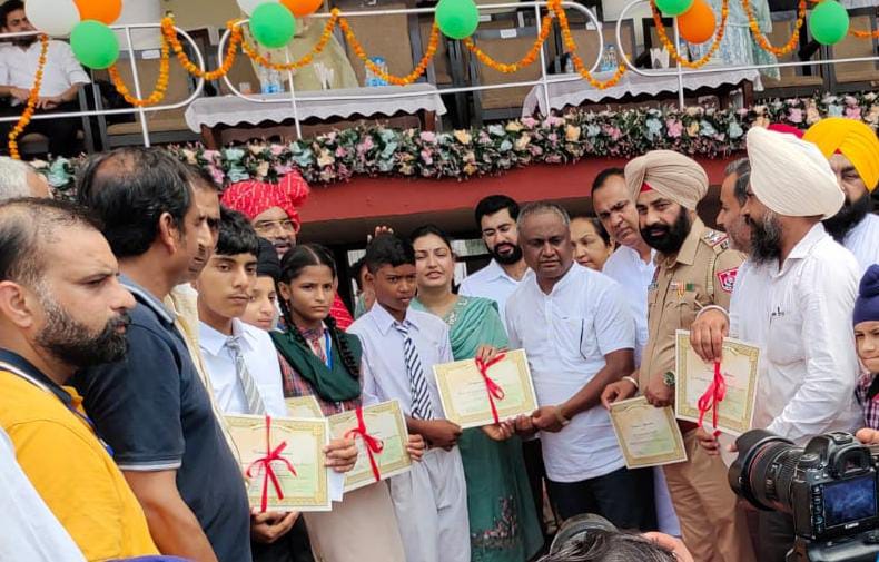 सरकारी स्मार्ट मिडिल स्कूल भंगल खुर्द के विद्यार्थियों को जिला स्तरीय समारोह में सम्मानित किया गया।